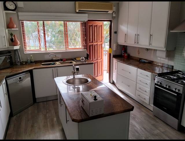 6 BEDROOM HOUSE FOR SALE IN UVONGO